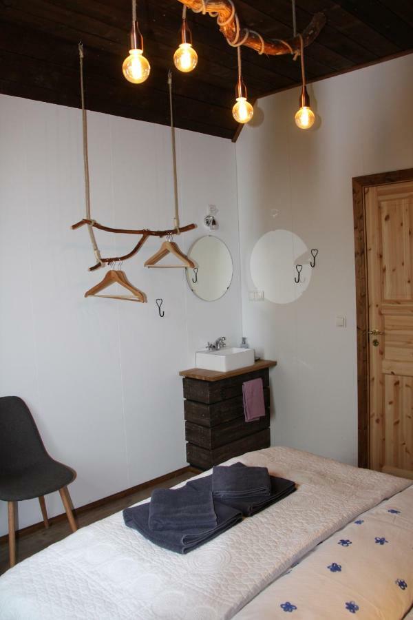 Julia'S Guesthouse B&B Hnaus Esterno foto